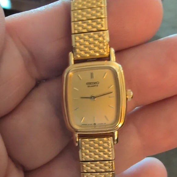 Seiko Gold Rectangular Quartz Watch Vintage Looks Almost New Works Great 8" - Picture 1 of 11
